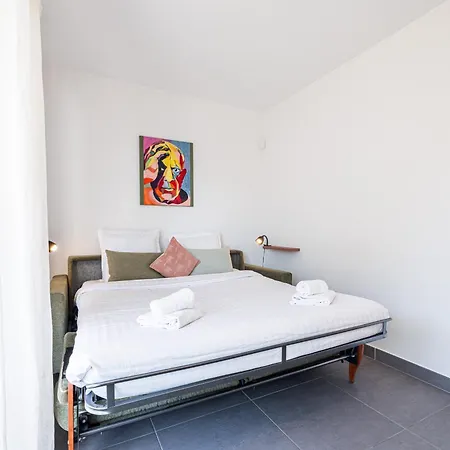 Queen Riviera : Climatisation, Parking, Terrasse דירה