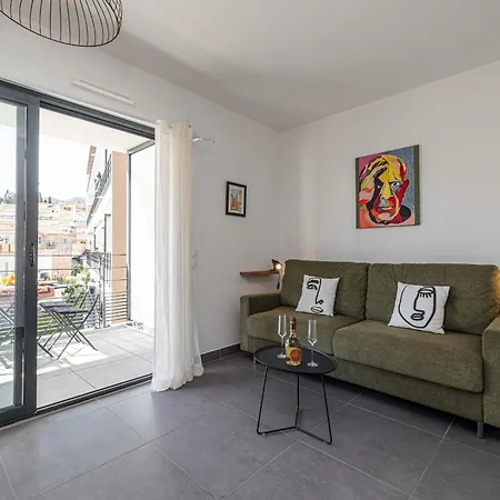 Queen Riviera : Climatisation, Parking, Terrasse דירה מנטון