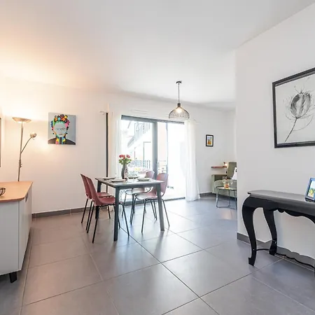 Queen Riviera : Climatisation, Parking, Terrasse דירה